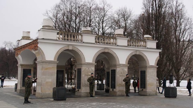 Żołnierze 12. Brygady Zmechanizowanej pełnią w niedzielę wartę honorową przed Grobem Nieznanego Żołnierza w Warszawie.