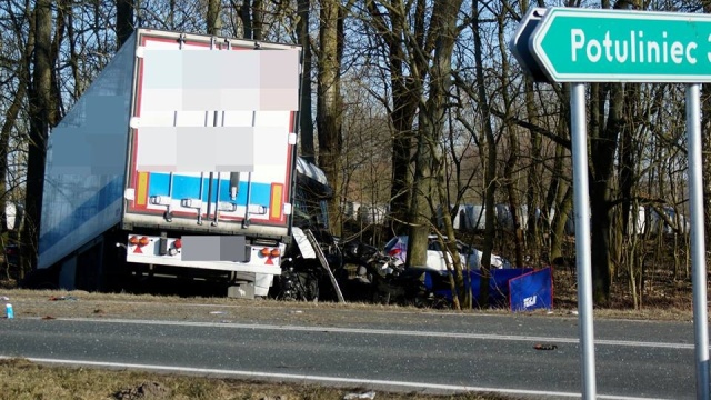 Nie żyje kierowca auta, które brało udział w wypadku na drodze krajowej numer 6, między Płotami, a Nowogardem. Samochód osobowy zderzył się tam z ciężarówką.