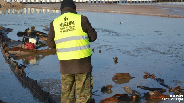 Na plaży w Podczelu, wschodniej części Kołobrzegu, trwa akcja wydobycia wraku, jaki po ostatnich sztormach odsłoniło morze. Elementy jednostki zauważyli turyści.