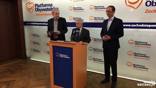 Wnioski o kontrolę do komisji rewizyjnej oraz NIK-u w sprawie zapadającej się Wyspy Grodzkiej w Szczecinie zapowiedzieli radni klubu PO. Popękał tam wjazd na most i fragment nabrzeża.