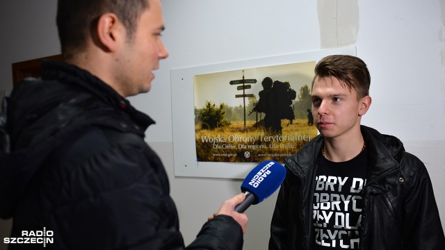 Młodzi przed komisją wojskową