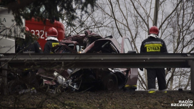 Dwie osoby zginęły w wypadku, do którego doszło w niedzielę po godz. 15 na drodze krajowej nr 11. W okolicy miejscowości Manowo w powiecie koszalińskim samochód osobowy zderzył się z ciężarówką.