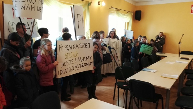 Kilkudziesięciu rodziców z dziećmi oraz nauczycieli ze szkoły w Chrapowie pod Pełczycami protestowało przeciwko planom jej zamknięcia. Z transparentami przyjechali na sesję rady gminy. Mimo to radni przegłosowali uchwałę zakładającą likwidację podstawówki.