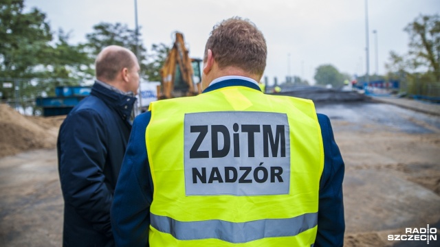 Po ulicy Kwiatowej jedzie się po dziurach, a na odcinku w pobliżu skrzyżowania z Okulickiego, kierowcy mają w obie strony tylko jeden pas jezdni. Teraz ma się to zmienić.