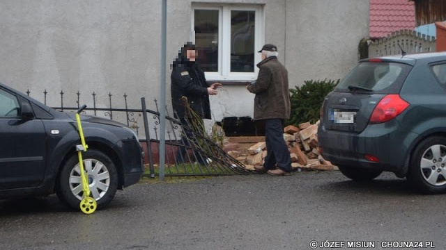 Policja ustala tożsamość kierowcy, który wjechał samochodem w budynek w miejscowości Nawodna, w gminie Chojna. Do wypadku doszło w niedzielę przed 6 rano.