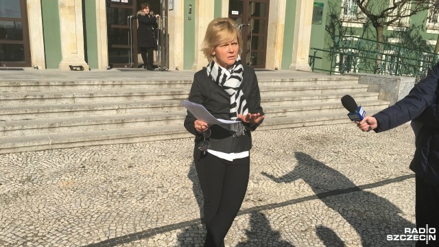 Warunki przetargu dyskryminowały rzetelne, szczecińskie firmy - tak mówi radna Małgorzata Jacyna-Witt i domaga się jego unieważnienia. Chodzi o poszukiwania wykonawcy, który ma dokończyć budowę basenu przy Szkole Podstawowej nr 10.