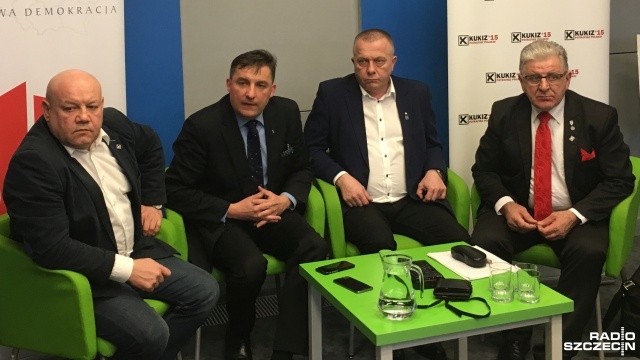 Otwarty dyżur poselski parlamentarzystów klubu Kukiz 15 odbył się w Szczecinie. Czterech posłów tego ugrupowania: Sylwester Chruszcz, Andrzej Kobylarz, Jarosław Porwich i Stefan Romecki odpowiadało na pytania ponad 40 osób, którzy przyszli na spotkanie.