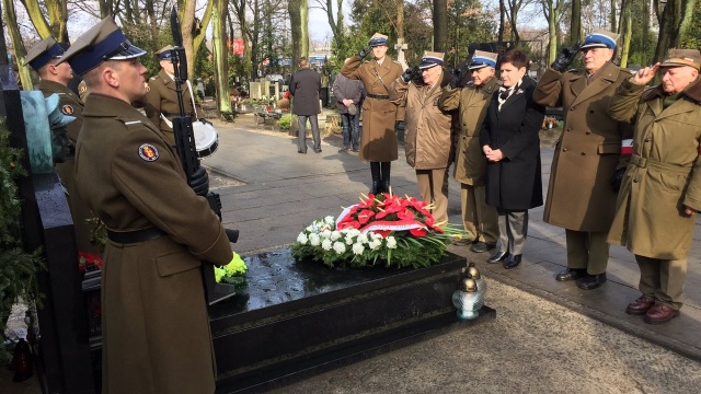 Premier Beata Szydło oddała hołd Żołnierzom Wyklętym na Cmentarzu Wojskowym w Warszawie. Tym samym rozpoczęły się oficjalne uroczystości z okazji Narodowego Dnia Pamięci Żołnierzy Wyklętych.
