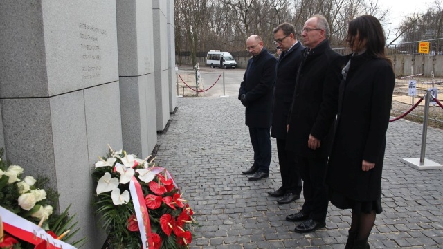 Nie kalkulowali, czy to co robią, będzie im się kiedykolwiek opłacało. Walczyli do końca i nie prosili katów o łaskę - tak mówił wiceprezes Instytutu Pamięci Narodowej, prof. Krzysztof Szwagrzyk, który przemawiał przed Grobem Nieznanego Żołnierza w Warszawie.
