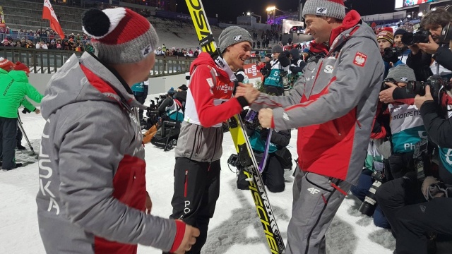 Piotr Żyła wywalczył brązowy medal mistrzostw świata w skokach narciarskich na dużej skoczni w fińskim Lahti. Mistrzem świata, podobnie jak na średnim obiekcie, został Stefan Kraft z Austrii. Pozostali Polacy zajęli miejsca od szóstego do ósmego.