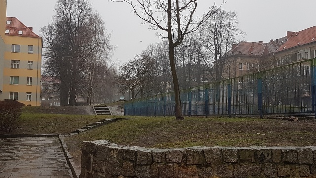 Kolejne zielone miejsce powstanie w Szczecinie - tym razem na Niebuszewie. U zbiegu ulic: M. Reja, Heleny i Naruszewicza pojawią się alejki, a także plac zabaw i siłownia pod chmurką.
