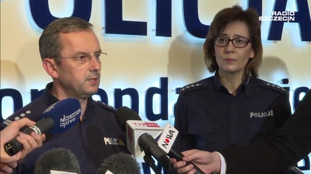 Policjanci już w nocy byli blisko zatrzymania porywacza, ale ten próbował potrącić funkcjonariuszy i uciekł - poinformował na konferencji prasowej w sprawie uprowadzenia 12-latki z Golczewa zastępca komendanta wojewódzkiego policji.