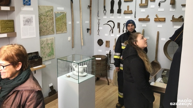 Izba muzealna, w której zgromadzono przedmioty związane z dawnymi mieszkańcami gminy, powstała w Brojcach pod Gryficami. Jej oficjalne otwarcie odbyło się w sobotę. Można tam zobaczyć m.in. żelazka na duszę, tarki do prania czy drewnianą łyżkę, którą mógł jeść tylko ojciec rodziny.
