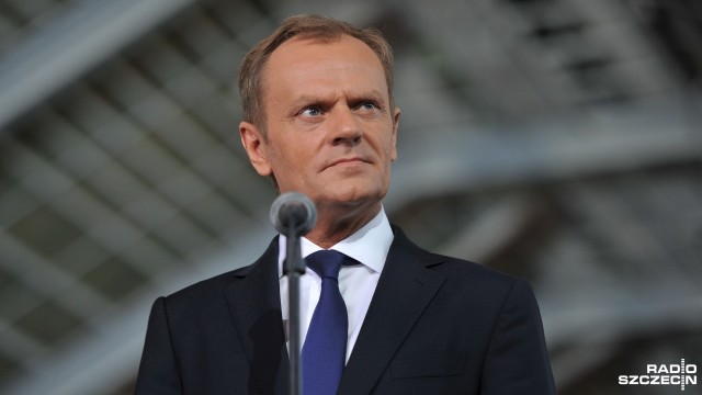 Szef Rady Europejskiej Donald Tusk w niebezpieczeństwie, jego reelekcja wcale nie taka pewna - donosi na pierwszej stronie belgijska gazeta Le Soir. W artykule możemy przeczytać o zamieszaniu w Unii Europejskiej, ponieważ jeszcze kilka dni temu przedłużenie kadencji Tuska było poza dyskusją. Sytuacja zmieniła się, gdy Polska wystawiła własnego kandydata Jacka Saryusz-Wolskiego.