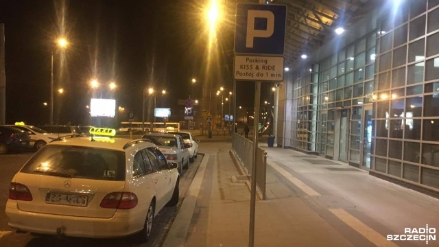 Taksówki blokują parking Kiss and Ride przy dworcu głównym na ulicy Kolumba w Szczecinie, a mieszkańcy nie mają, gdzie zatrzymać się nawet na chwilę.