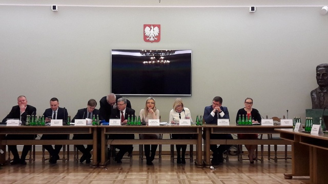 Pracowników Urzędu Lotnictwa Cywilnego, a także syna byłego premiera - Michała Tuska przesłucha Sejmowa Komisja Śledcza ds. Amber Gold. Śledczy zdecydowali w środę o tym w głosowaniu.