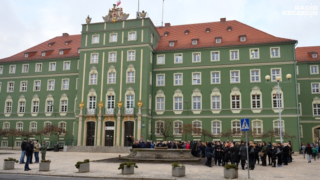Ponad 200 pracowników Miejskiego Ośrodka Pomocy Rodzinie w Szczecinie zebrało się pod urzędem miasta. W ten sposób w milczeniu protestowali przeciwko niskim zarobkom.