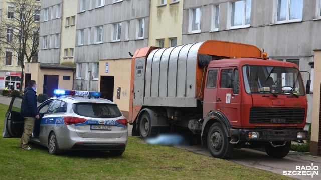 Śmieciarka śmiertelnie potrąciła starszą kobietę na jednym z osiedli w Kołobrzegu.