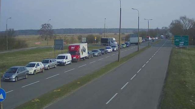 Potężny korek przed karsiborską przeprawą w kierunku Świnoujścia.