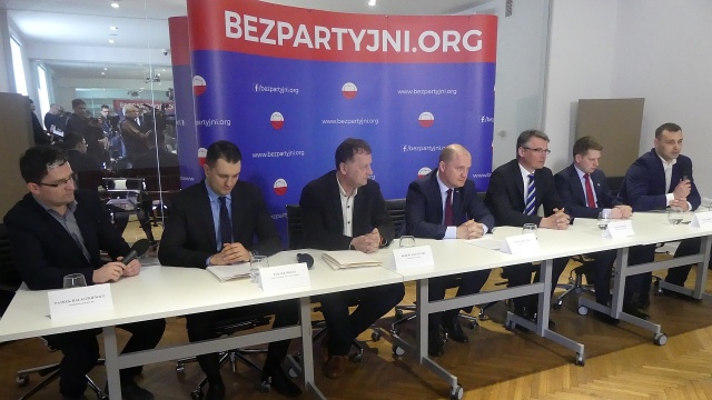 Pod szyldem Bezpartyjnych tworzy się nowa partia polityczna - to komentarze szczecińskich radnych po zainaugurowaniu przez prezydenta Piotra Krzystka i kilku innych samorządowców krajowego Ruchu Samorządowego Bezpartyjni.