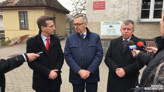 Mamy rynek pracownika a nie pracodawcy, dlatego trzeba wykorzystać zasób ludzi bezrobotnych w naszym kraju - powiedział w Stargardzie Stanisław Szwed wiceminister rodziny, pracy i polityki społecznej.