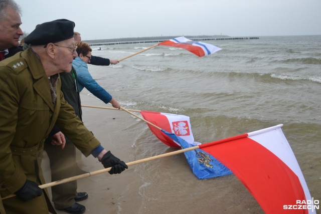 Kołobrzeg obchodził w piątek 72. rocznicę zaślubin Polski z morzem. Pierwsze uroczystości zorganizowano przed Pomnikiem Zaślubin.