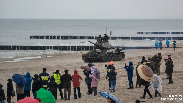 Czołg T-34 wjechał na kołobrzeską plażę. Rajd odbył się w sobotę po południu w ramach obchodów 72. rocznicy Walk o Kołobrzeg.