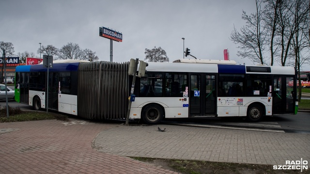 Autobus komunikacji miejskiej uderzył w sygnalizator uliczny w Szczecinie. Do zdarzenia doszło w niedzielę po południu na skrzyżowaniu ul. Mieszka I i Białowieskiej.