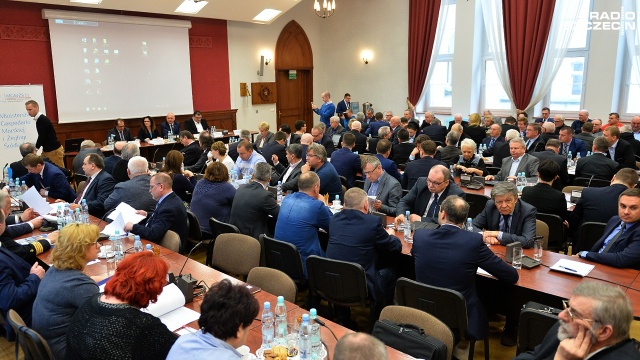 Redukcja zatrudnienia, obniżki pensji i - ogólnie - zmniejszenie kosztów funkcjonowania PŻM: to ma być jedna z recept na wydobycie szczecińskiego armatora z poważnych kłopotów finansowych.
