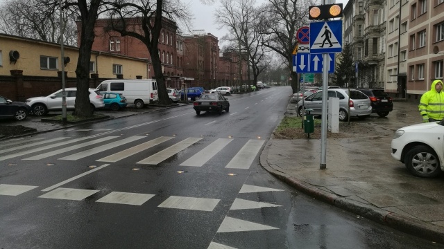 Specjalne światełka, które włączają się automatycznie, gdy wyczują ruch pieszego, zostały zainstalowane wzdłuż przejścia dla pieszych przy krzyżówce ulic Kopernika i Jagiełły w Szczecinie.