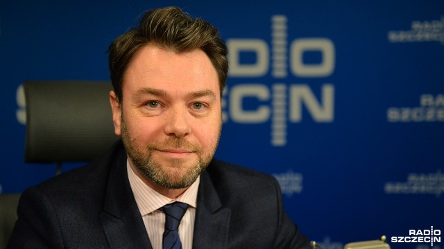 Pytania o odwołanie zastępcy prezydenta Szczecina nadal bez odpowiedzi: nowy wiceprezydent, Daniel Wacinkiewicz, w Rozmowach pod krawatem tłumaczył, że niezręcznie mu mówić o kwestiach personalnych i ogólnie wyjaśniał, że chodzi o przesunięcia zadaniowo-kompetencyjne.