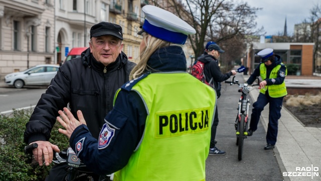 Rowerowy Dzień Wiosny - pod takim hasłem szczecińska drogówka zorganizowała we wtorek akcję przy placu Grunwaldzkim. Policjantki sprawdzały obowiązkowe wyposażenie rowerów i przypominały o podstawowych przepisach.
