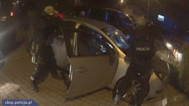 Krakowskie Centralne Biuro Śledcze Policji rozbiło grupę przestępczą, która zajmowała się sutenerstwem, produkcją narkotyków i handlem nimi. Zatrzymano siedem osób, które mogą odpowiadać także za handel kobietami. W mieszkaniu dwóch osób znaleziono blisko pół tysiąca krzewów konopi indyjskich i kompletny sprzęt do produkcji marihuany.