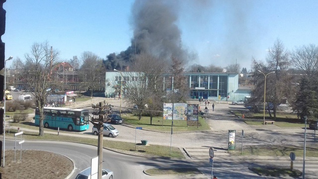 Trwa dogaszanie pożaru zakładu produkcji gumy w centrum Goleniowa.