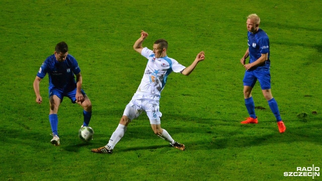 Piłkarze Błękitnych Stargard nadal bez zwycięstwa w tym roku w II lidze. Drużyna trenera Krzysztofa Kapuścińskiego po trzech remisach przegrała w sobotę na wyjeździe z Puszczą Niepołomice 0:2 w 23. kolejce rozgrywek.