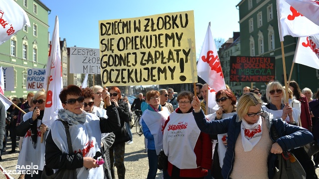 Związkowcy i pracownicy szczecińskiej budżetówki protestowali przed urzędem miasta w Szczecinie.