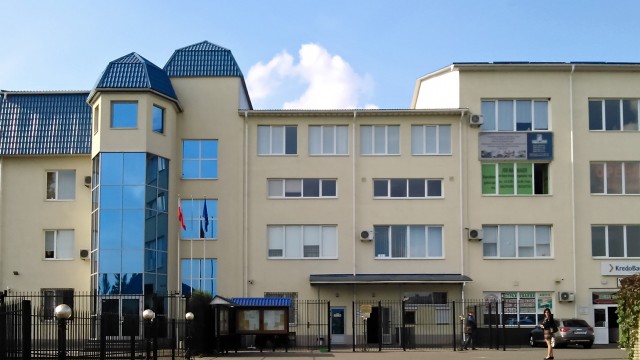 Ostrzelanie budynku polskiego konsulatu w Łucku było atakiem terrorystycznym - twierdzi konsul Krzysztof Sawicki. Oględziny przeprowadzone przez służby ukraińskie wykazały, że wybuch w polskim konsulacie spowodował pocisk z granatnika. Uszkodzony jest dach oraz sufity wewnątrz budynku.