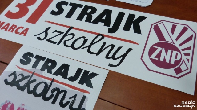 Nauczyciele w wielu szkołach w całym kraju będą w piątek strajkować. W większości protestujących placówek strajk rozpocznie się o godz. 7.30 i potrwa do 15.30. ZNP domaga się podwyżki wynagrodzenia nauczycieli o 10 proc. i chce zapewniania, że do 2022 roku utrzymane zostaną miejsca i warunki pracy, a wynagrodzenie nie będzie obniżone.