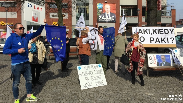 Wizyta wiceministra sprawiedliwości Patryka Jakiego w Stargardzie zakłócona przez Komitet Obrony Demokracji. 20-osobowa grupa powitała polityka hasłami demokracja i konstytucja.