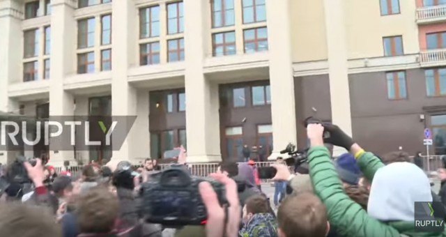 Rosjanie wyszli w niedzielę na ulice kilkudziesięciu miast, aby zademonstrować swój sprzeciw wobec polityki władz. Akcja pod hasłem spacer wolności została zorganizowana spontanicznie przez anonimowych użytkowników internetu. Liderzy rosyjskiej opozycji przekonywali, że nie apelowali do swoich zwolenników, aby przyłączyli się do protestów.