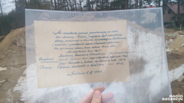 Na niezatartą pamięć pozostawiają po sobie ten skromny świstek papieru byli niewolnicy, którzy pracowali u Ernsta Schwedego w Gollnow (zduna) i postawili sami własnemi rękoma ten gliniany dom, przez okres 9-ciu dni - tak zaczyna się list odnaleziony w Goleniowie.