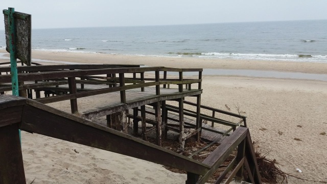 Jedyne, drewniane zejście na plażę w Wisełce na wyspie Wolin jest zamknięte. Uszkodziły je ostatnie sztormy.