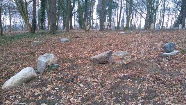 Nieznani sprawcy po raz kolejny zniszczyli lapidarium przy ulicy Ostrowskiej w Szczecinie. Tym razem zdewastowanych zostało 130 nagrobków.