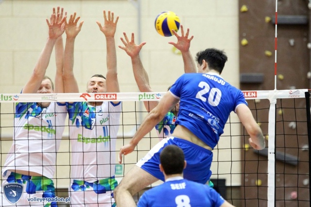 Siatkarze Espadonu niezbyt dobrze pożegnali się ze swoimi kibicami. Szczecinianie przegrali we wtorek w Policach z MKS-em Będzin 1:3 w pierwszym meczu play-off o 11 miejsce w rozgrywkach o mistrzostwo Polski.