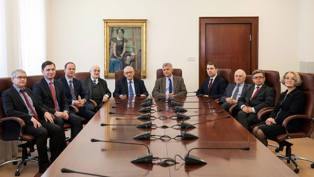 Rada Polityki Pieniężnej w środę zdecyduje o wysokości stóp procentowych w Polsce. Od wtorku trwa dwudniowe posiedzenie Rady. Od poziomu stóp zależy oprocentowanie lokat i kredytów w złotych.