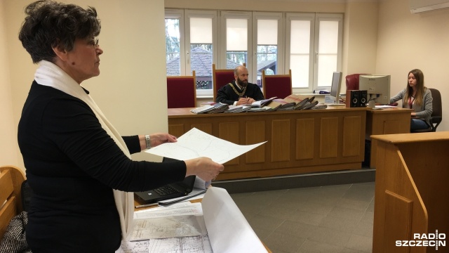 Ruszył proces o ścieki. Mieszkanka gminy Dobra oskarżyła panią wójt gminy i właściciela firmy odbierającej ścieki o nielegalne wylewanie nieczystości na jej łąki.