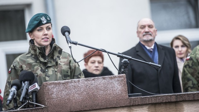 Zamiast Bartłomieja Misiewicza: major Anna Pęzioł-Wójtowicz. Dotychczasowa pełnomocniczka ministra ds. wojskowej służby kobiet została nową rzeczniczką prasową Ministerstwa Obrony Narodowej - informuje Polska Agencja Prasowa.
