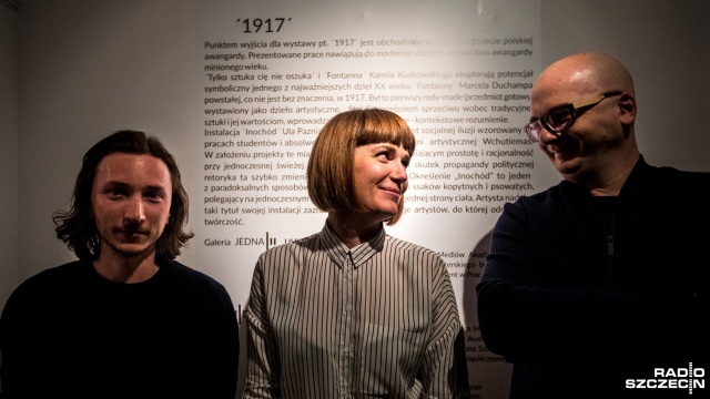 Dwa niewielkie pomieszczenia przy wejściu do klubu zostały zaadoptowane na sale wystawiennicze. Galeria JednaDruga ma konfrontować postawy twórcze.