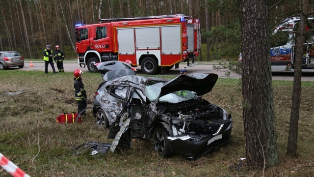 Dwie osoby zostały ranne w wypadku na ulicy Karsiborskiej w Świnoujściu. W piątek po południu kierowca samochodu osobowego nie zapanował nad autem i uderzył w drzewo.