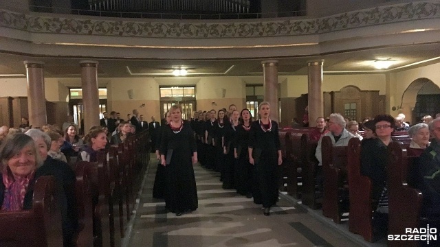 Koncertem w Sanktuarium Najświętszego Serca Pana Jezusa w Szczecinie zainaugurowano wieczorem IV Międzynarodowy Festiwal Muzyki Pasyjnej. Wystąpiły m.in. chóry Zachodniopomorskiego Uniwersytetu Technologicznego.
